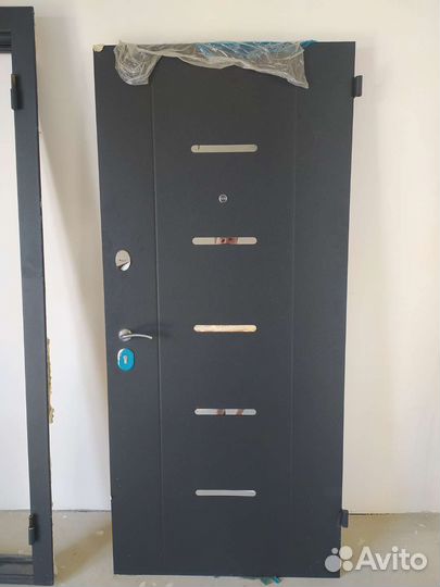 Дверь входная металлическая от застройщика