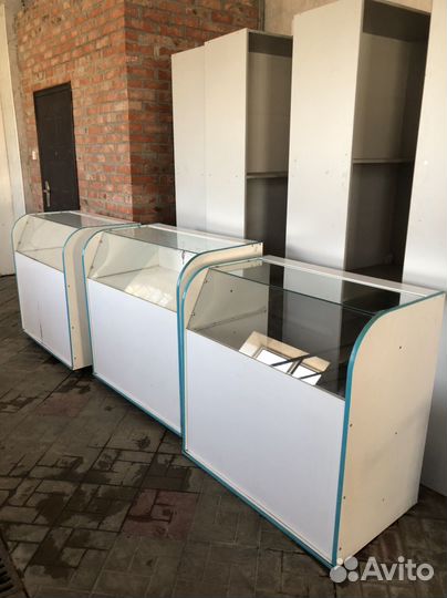 Стеклянный шкаф витрина