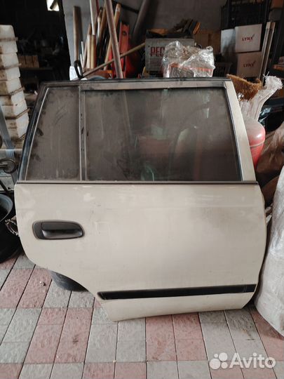 Дверь на toyota caldina 196