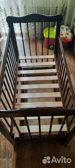 Детская кроватка с маятником и ящиком