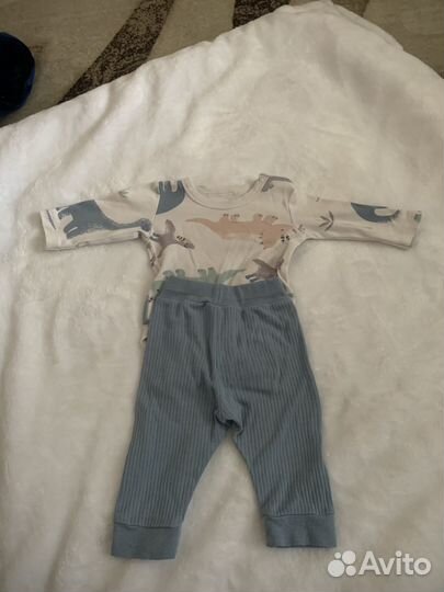 Продам конверт на выписку и костюмы