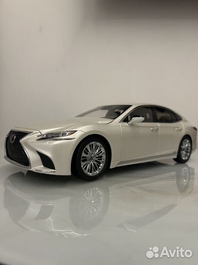 Модель автомобиля Lexus LS Autoart 1/18