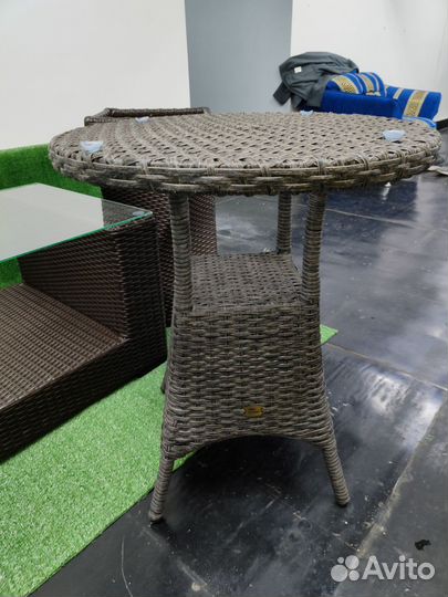 Кресло, столик