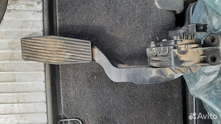 Педали на Opel Zafira B