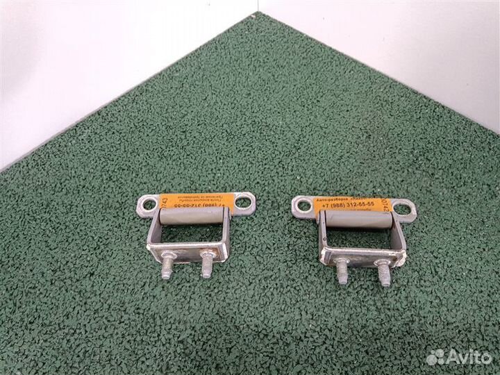 Петля двери багажника Kia Sportage 2010