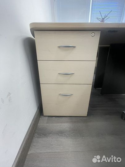 Стол офисный угловой с тумбой