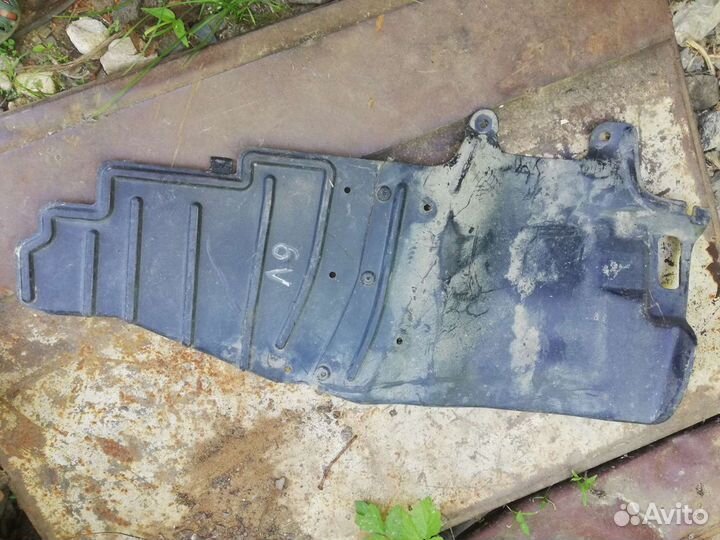 Пыльник двигателя Митсубиси Лансер 9