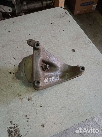 Кронштейн двигателя правый audi a8 d2 ауди а8 д2