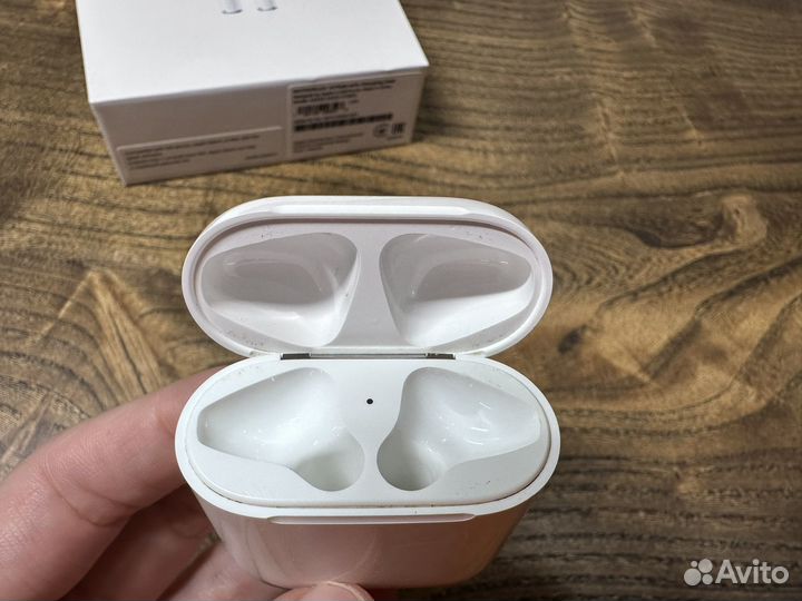 Наушники AirPods 2 (A2031) (кейс и левый наушник)