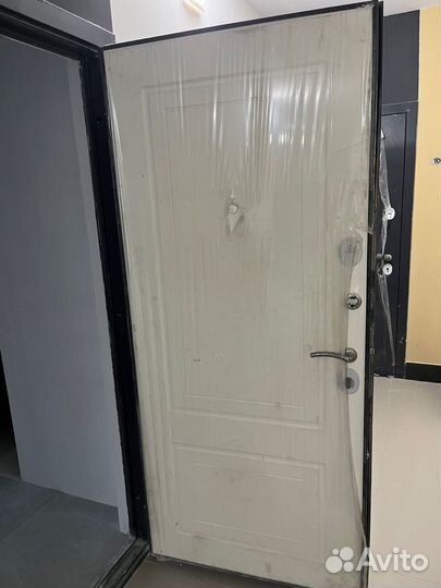 Дверь входная металлическая от застройщика