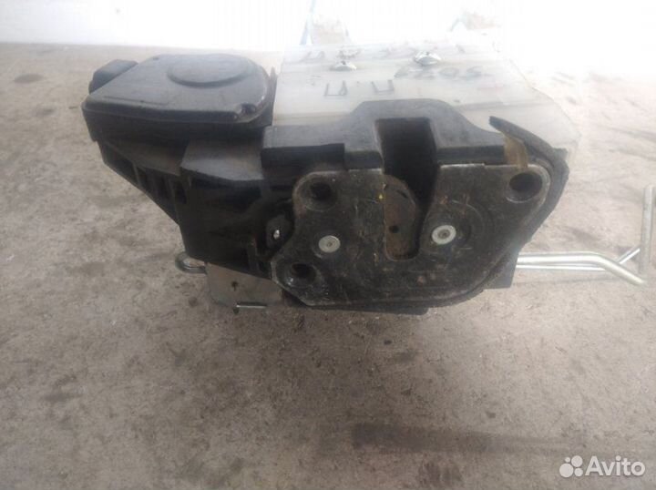 Замок двери передний правый Hyundai Tucson 2007