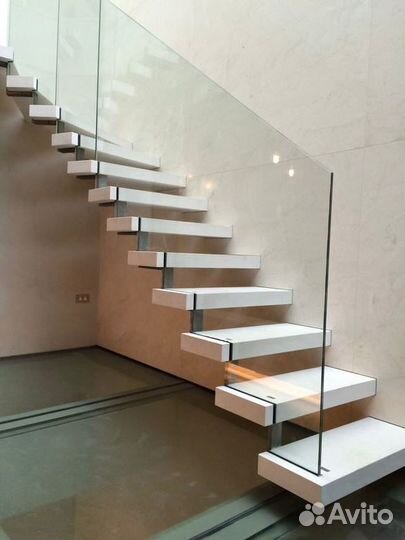 Стеклянные лестницы на заказ