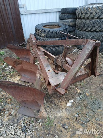 Плуг трехкорпусный