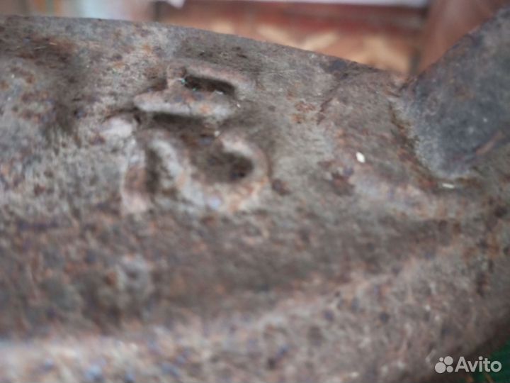 Старый утюг чугунный