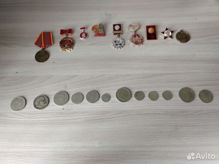 Значки и монеты