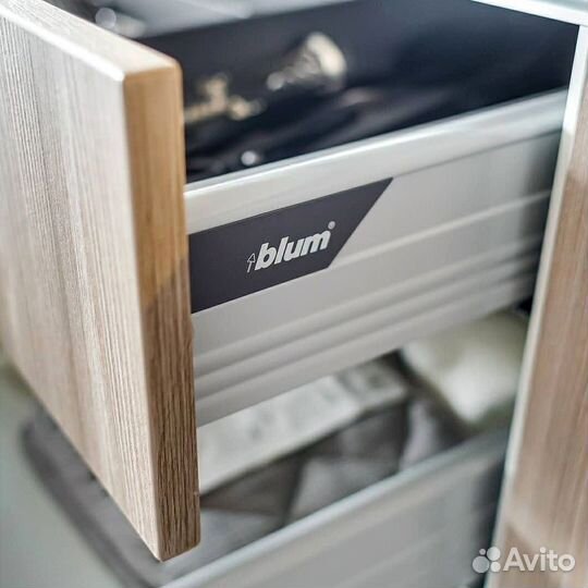 Кухонный гарнитур в современном стиле на заказ