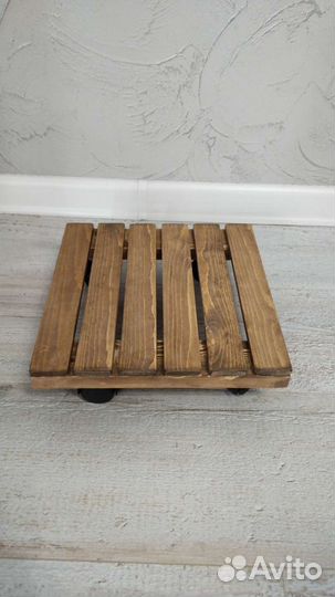 Подставка для цветов на колесиках