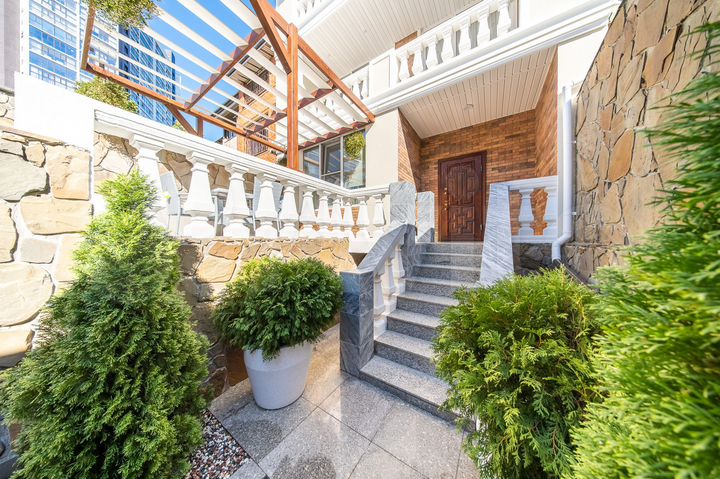 Дом 250 м² на участке 3 сот.