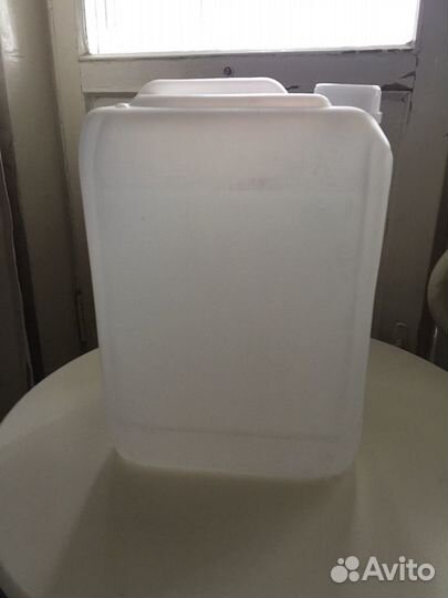 Канистры 10 литровые, пластиковые б/у