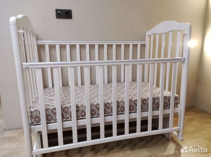 Детская кроватка с маятником