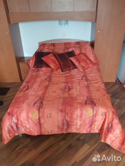 Покрывало с подушками