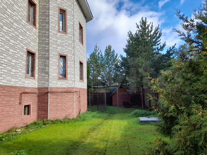 Коттедж 400 м² на участке 14 сот.