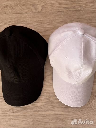 Кепки белая и черная