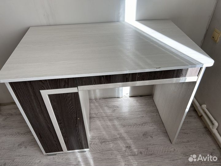 Письменный стол белый с ящиками