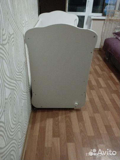 Детская кроватка с маятником и ящиком