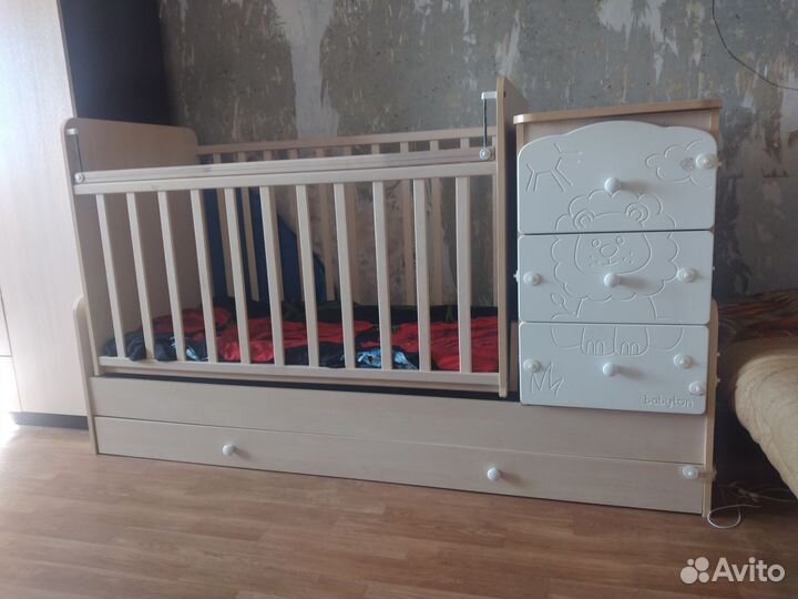 Детская кроватка с маятником