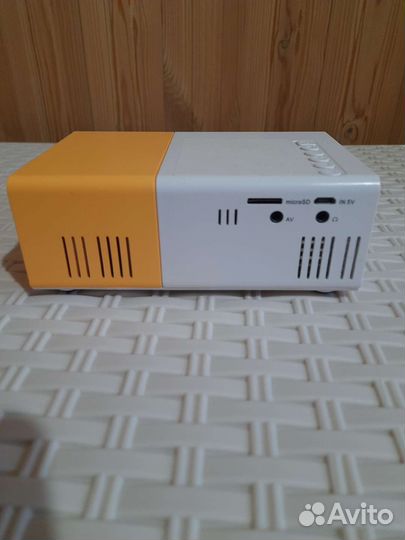 Домашний кинотеатр (проектор) YG-300