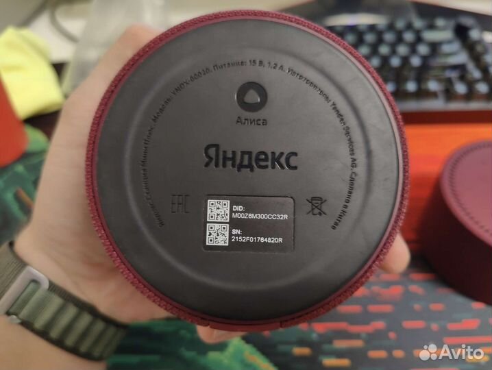 Яндекс станция с часами красная