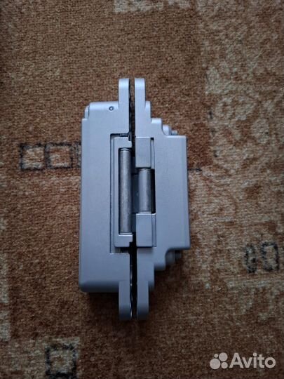 Петли на двери