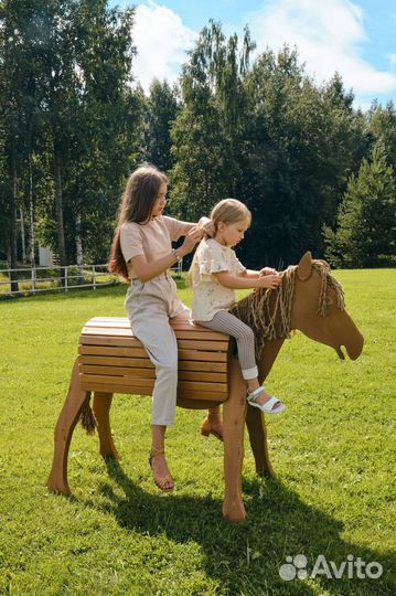 Скульптура деревянной лошадки