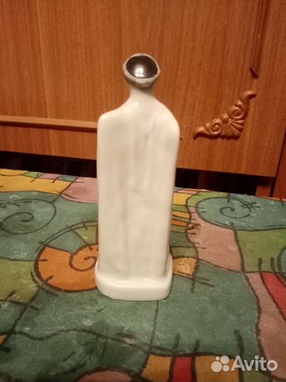 Фарфоровая статуэтка джигит
