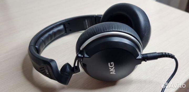 Проводные профессиональные наушники AKG K182