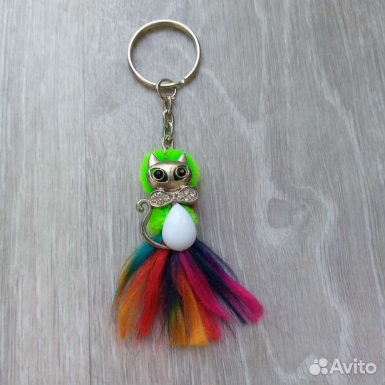 Котик на пёрушке