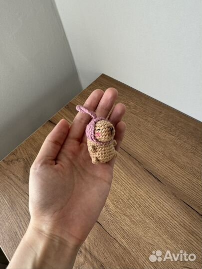 Вязаный брелок капибара обвес на сумку