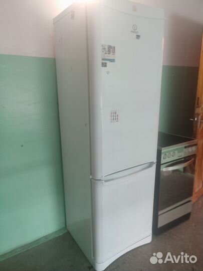 Холодильник бу indesit