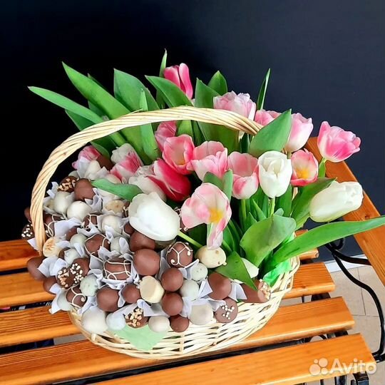 Корзина с фруктами в шоколаде и цветами