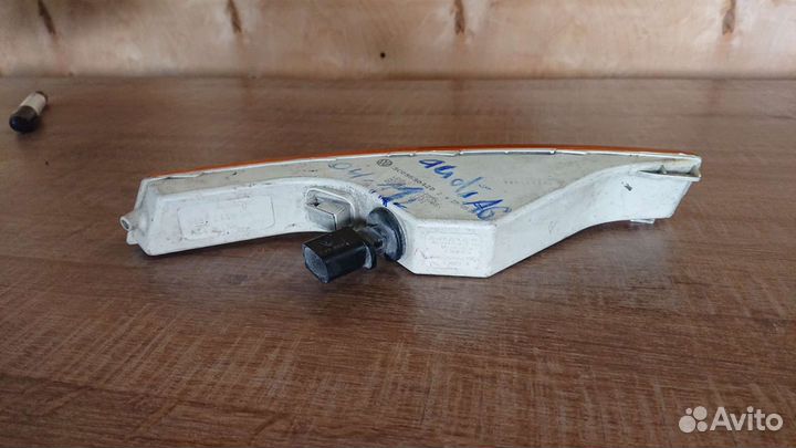 Указатель поворота правый жёлтый Volkswagen Passat