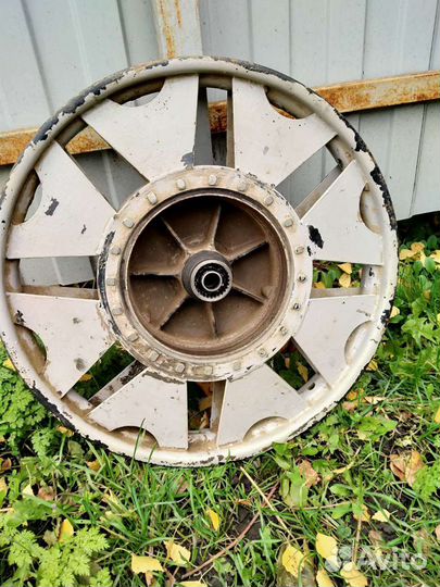 Дисковое колесо и глушитель