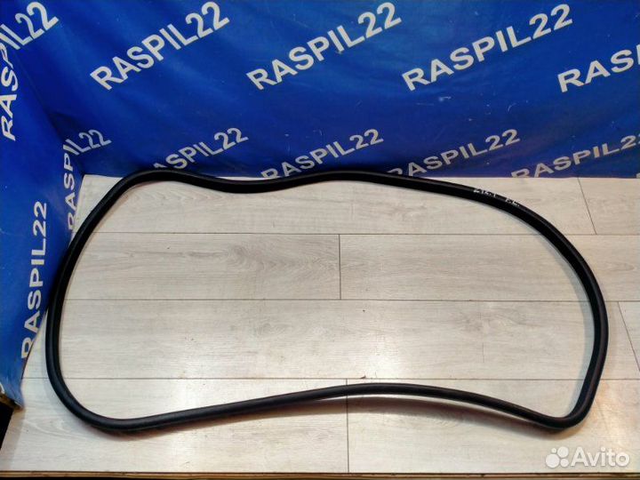 Уплотнитель дверного проема передний левый