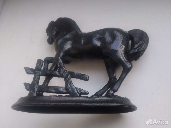 Чугунное литьё. Конь у плетени