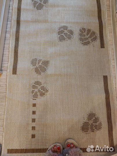Новый коричневый коврик и ковер-циновка беж