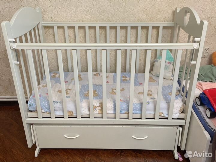 Детская кроватка с поперечным маятником