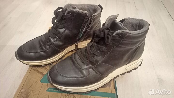 Кроссовки женские