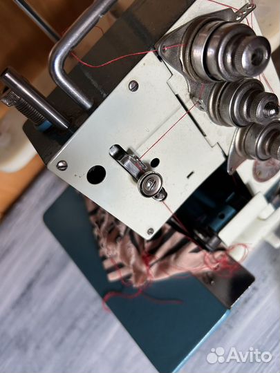 Оверлок б/у бытовой