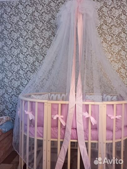 Детская кроватка с маятником