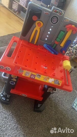 Детская мастерская с инструментами